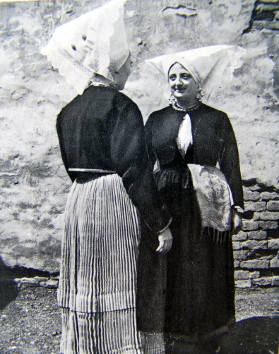 Dvije žene u nošnji otoka Paga. Snimljeno na Smotri 1966. godine.