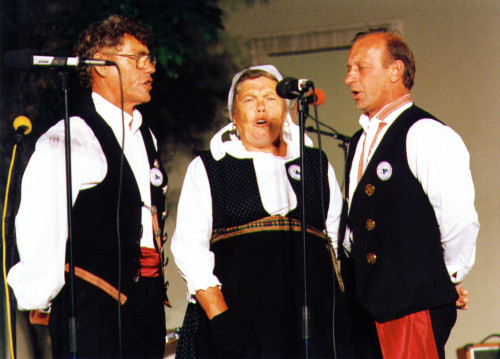 34. Međunarodna smotra folklora Zagreb 2000. godine (razne fotografije)