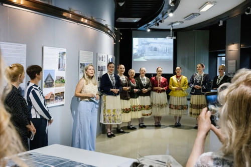 Otvorenje izložbe Planjke – Vugli – Cifre. Dokumentiranje drvene arhitekture Turopolja – starija i nova građa u dijalogu.
Autorice: Maja Ergović i Sanja Lončar (60. MSF Zagreb)