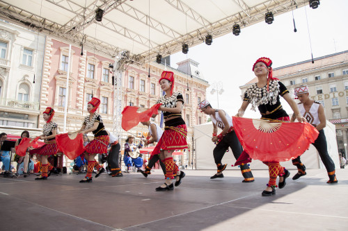 Kina, “Yunnan Jin Xiaofeng Art Troupe”,
Junan, (52. MSF Zagreb, 2018.), pozornica Trg bana Jelačića