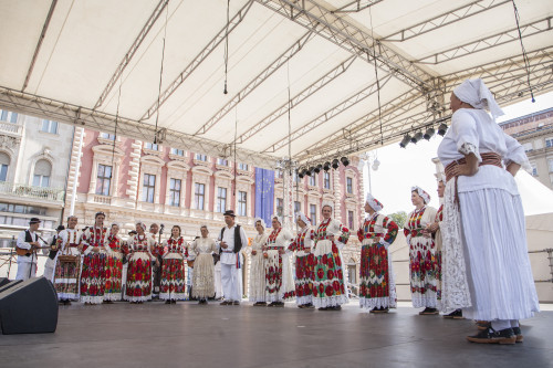 Glina  Hrvatsko amatersko kulturno-umjetničko  društvo „Glinska tamburica“, (51. MSF Zagreb, 2017.), pozornica Trg bana Jelačića